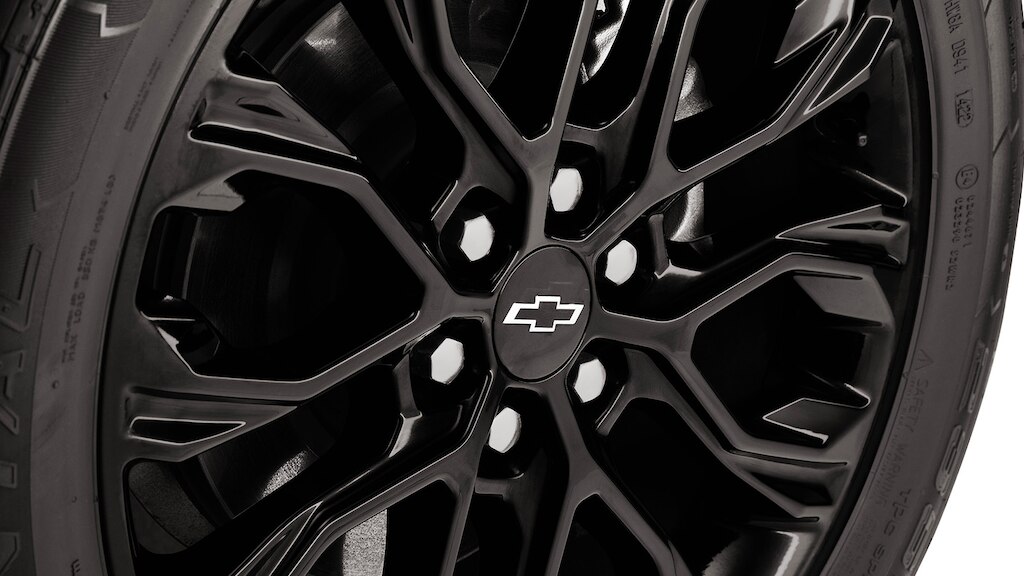 Dale un look diferenciado a tu Chevrolet Blazer 2024 con el centro de rin en negro con emblema para camioneta mediana