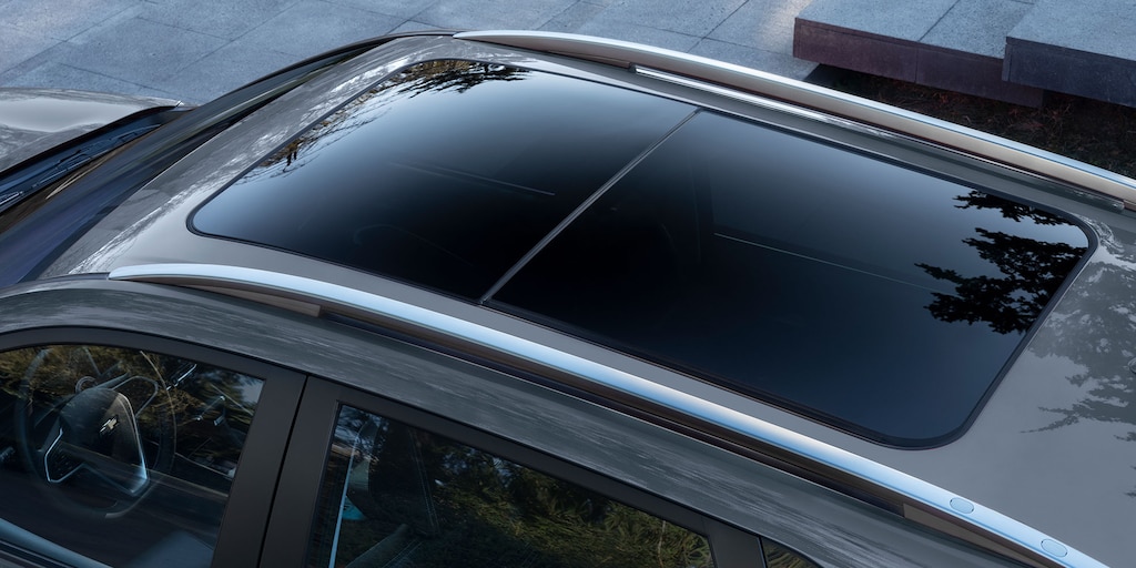 Techo panorámico en Chevrolet Captiva 2024, mejor camioneta SUV familar.