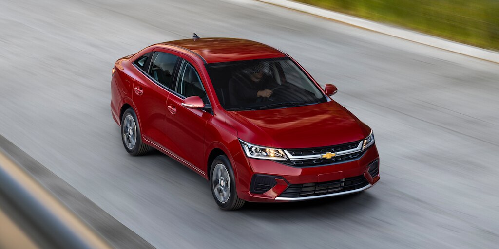 Chevrolet Aveo 2024, sedán con parrilla y detalles en combinanción de cromo y negro brillante