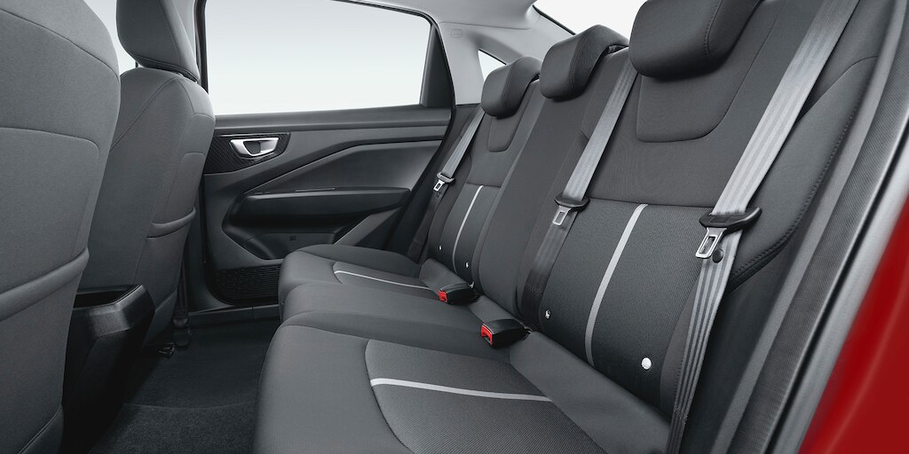 Nuevo Chevrolet Aveo 2024, sedán con asientos traseros 100 porciento abatibles